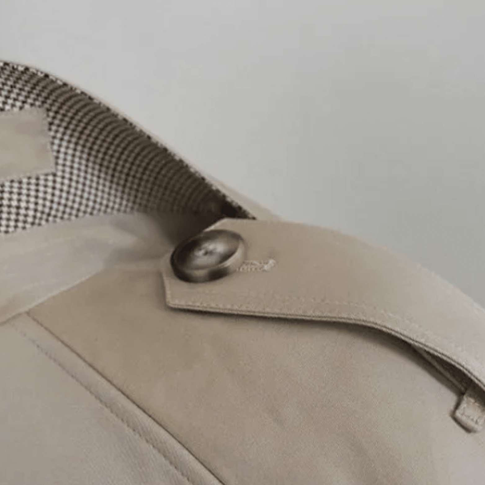 Herren-Trenchcoat mit zweireihiger Knopfleiste